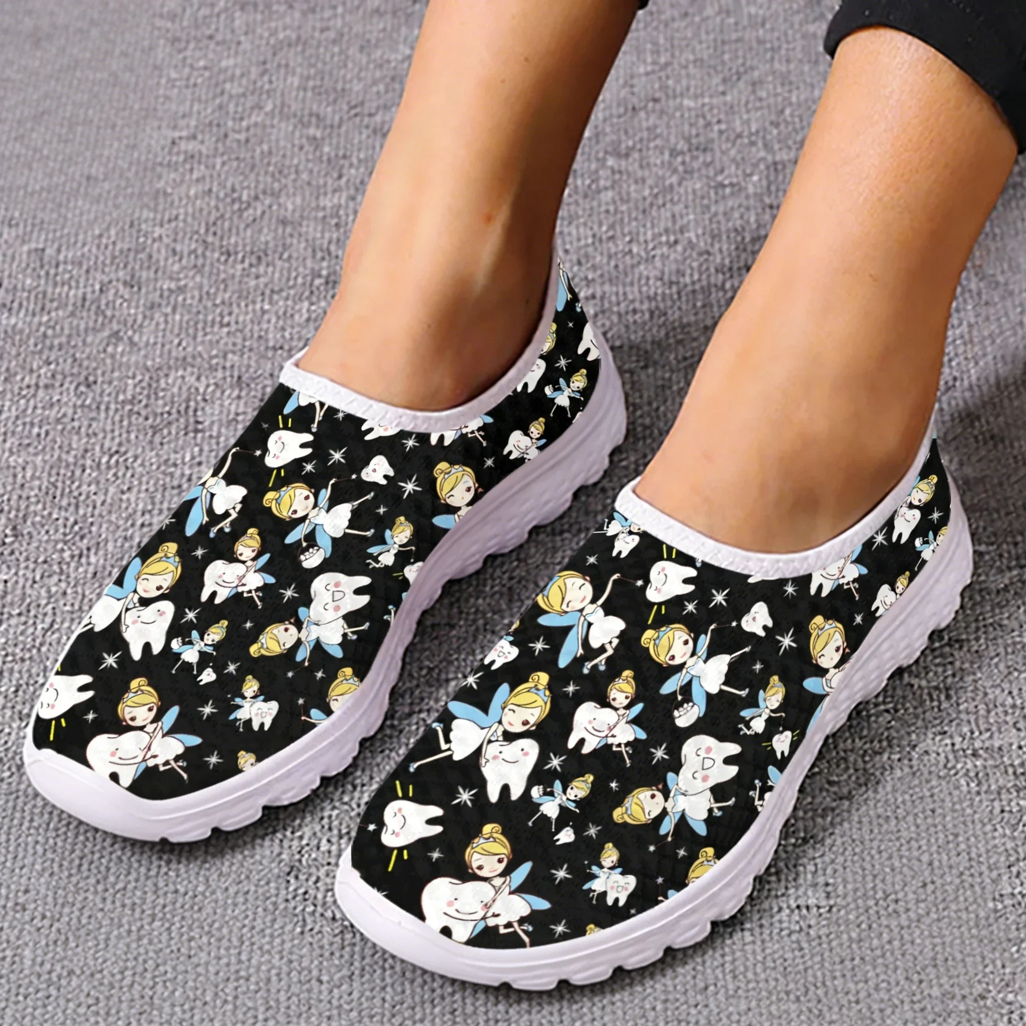 Women'S Shoes Nursing - รองเท้าผ้าใบแฟชั่นลำลองคุณภาพสูงลายการ์ตูนนางพยาบาล/ฟันตาข่าย สำหรับผู้หญิง ผู้ชาย วัยรุ่น แบบสั่งทำพิเศษ รองเท้าเทนนิสแบบแบนสำหรับคู่รัก