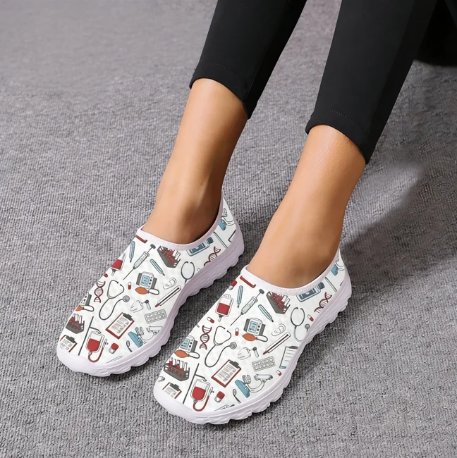 Women'S Shoes Nursing - รองเท้าพยาบาลแบบสวมสบายสำหรับผู้หญิง ลายเครื่องมือแพทย์ รองเท้าผ้าใบแบบแบนสำหรับพนักงานโรงพยาบาล รองเท้าโลฟเฟอร์น้ำหนักเบาสำหรับสุภาพสตรี