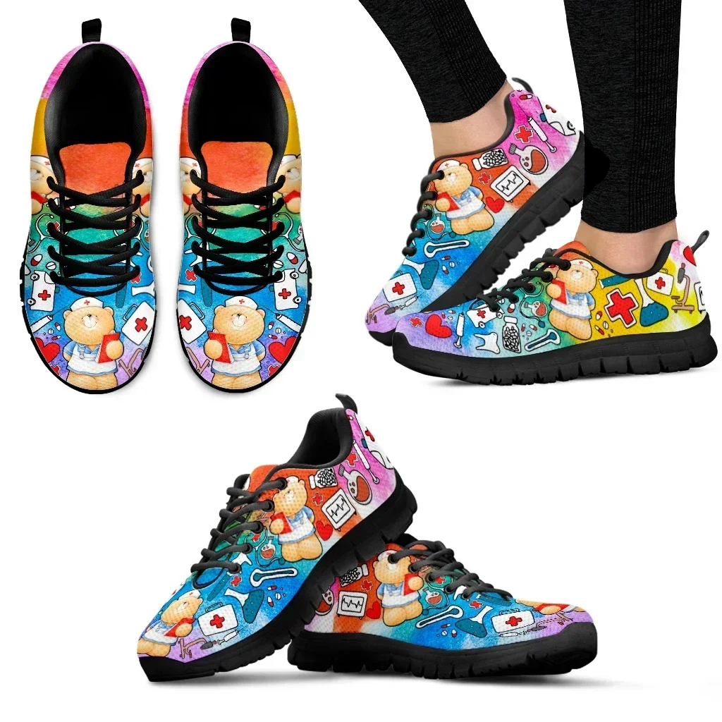 Women'S Shoes Nursing - รองเท้าพยาบาลลายหมีน่ารัก รองเท้าแพทย์ลายดาวไล่เฉดสี รองเท้าพิมพ์ลายการแพทย์และปฐมพยาบาล รองเท้ากลางแจ้งน้ำหนักเบา รองเท้าส้นแบน