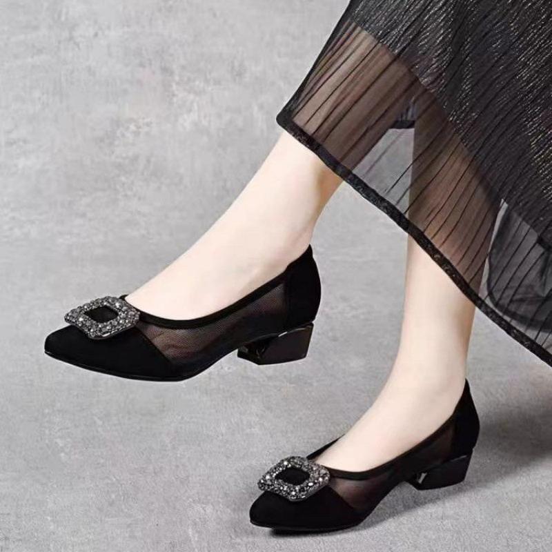 Women Shoes Model - รองเท้าส้นบล็อกหัวแหลมแบบตาข่าย ดีไซน์หรูหรา ประดับหัวเข็มขัดสี่เหลี่ยมเพชรเทียม รองเท้าทรงเตี้ย ระบายอากาศได้ดี เหมาะสำหรับใส่ทำงานสำหรับผู้หญิง